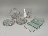 quatre dessous de verre en verre et un miroir posés sur une table