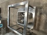des fours en acier inoxydable dans une cuisine professionnelle aux murs à carreaux