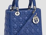 un sac à main bleu matelassé muni d'une poignée en métal