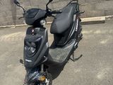 un scooter garé dans un parking