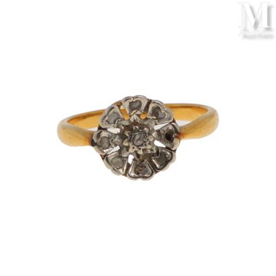gros plan d'une bague en diamant sur fond blanc