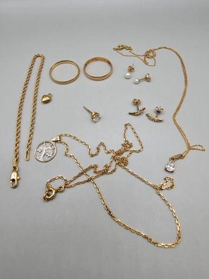 une collection de bijoux en or comprenant des bagues, des bracelets et des bagues