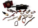 un grand nombre de montres posées sur une table