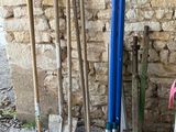 tout un tas de pelles appuyées contre un mur