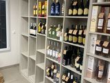 de nombreuses bouteilles de vin sur les étagères de la pièce