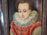 portrait d'une jeune femme en robe rouge tenant un éventail