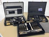 trois valises contenant de l'argenterie, posées sur une table