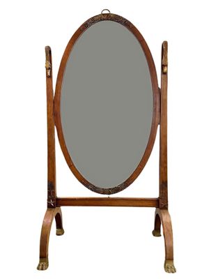 un miroir posé sur un pied, sur lequel est fixé un miroir
