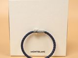 un bracelet en cuir bleu muni d'un fermoir en argent, présenté dans un coffret blanc