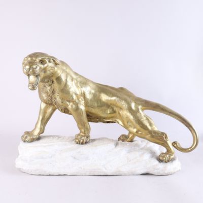 statue d'un lion posé sur un rocher, sur fond blanc