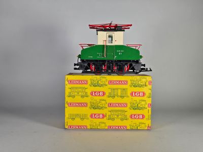 un train vert et rouge sur une boîte jaune