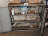une bibliothèque sur laquelle sont rangés de nombreux livres