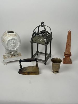 un grand nombre d'objets posés sur une table