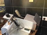 une machine posée sur une table dans une pièce