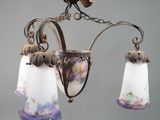 une image représentant un lustre composé de trois lampes en verre suspendues au plafond