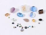 tout un tas de pierres et de perles de différentes couleurs sur la table