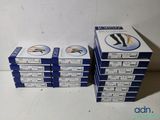 six boîtes de dentifrice sont empilées les unes sur les autres