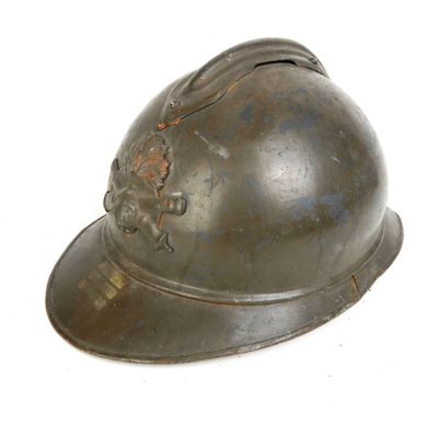 un casque orné d'un crâne sur fond blanc