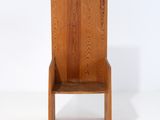 une chaise en bois posée sur une surface blanche