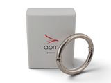 gros plan d'une bague en argent sur une surface blanche
