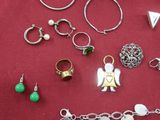 beaucoup de bijoux posés sur un tissu rouge