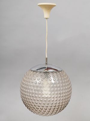 un gros plan d'une lampe posée sur une table