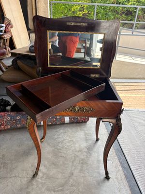 un petit bureau surmonté d'un miroir