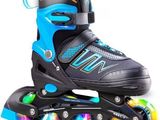une image représentant une paire de patins à roulettes sur fond blanc