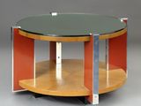 une table ronde avec un plateau en verre et des pieds en métal
