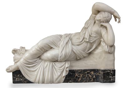 statue en marbre représentant une femme allongée sur un socle en marbre