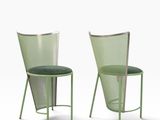 deux chaises métalliques vertes avec un coussin vert, sur fond blanc