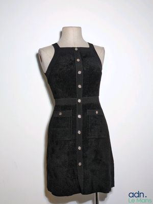 une photo d'une robe noire sur un mannequin