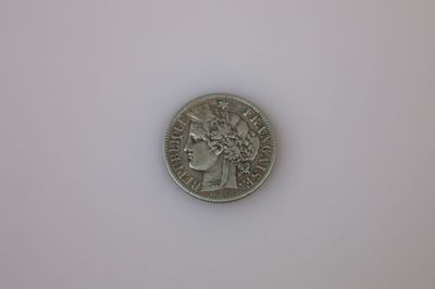 l'image d'une pièce d'argent sur une surface blanche