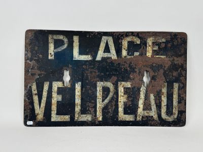 un panneau sur lequel est écrit « Place Velpreu »