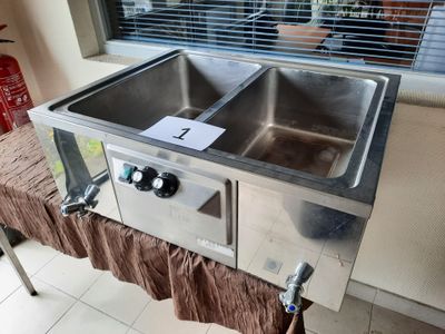 un évier en inox recouvert d'un chiffon marron