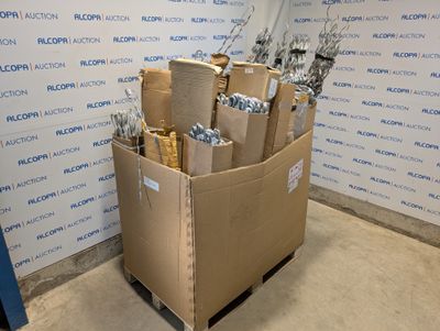 une boîte en carton remplie d'outils posée devant un mur