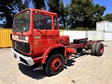 un camion rouge garé dans un parking