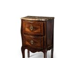 une photo d'une petite commode en bois avec un plateau en marbre