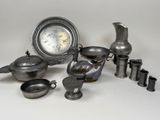beaucoup d'objets en argent qui se trouvent sur la table