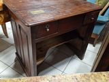 une table en bois avec un tiroir, dans un salon