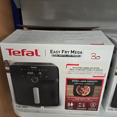 une boîte de « Tefa Easy Fry Mega » pour friteuse à air chaud sur l'étagère
