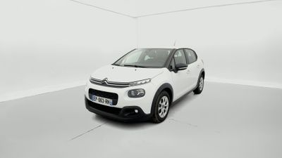 Une Citroën blanche est garée dans une pièce blanche
