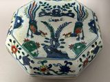 boîte en porcelaine chinoise bleue et blanche ornée d'oiseaux et de fleurs