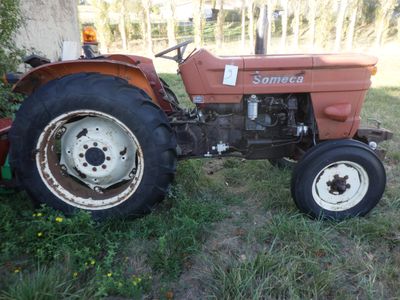 un petit tracteur garé dans l'herbe