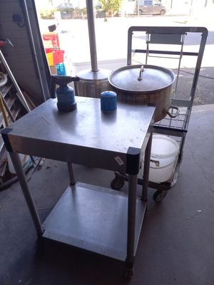 une table en métal sur laquelle est posée une casserole, dans un garage