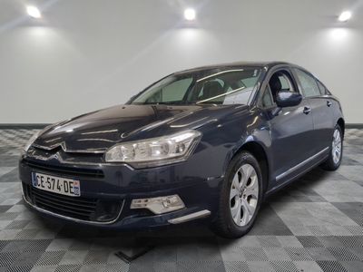 la voiture bleue est garée sur un sol en damier dans le garage