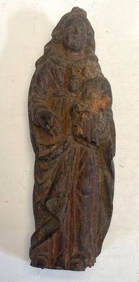 une vieille statue représentant un homme tenant un bébé dans ses bras
