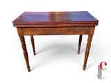 une image représentant une table en bois avec un plateau bleu sur fond blanc
