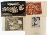 Plusieurs types d'œuvres d'art sont exposées sur une surface blanche