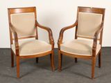 deux chaises en bois avec un revêtement beige, revêtement beige, revêtement beige, revêtement beige, revêtement beige, revêtement beige, revêtement beige, revêtement beige, revêtement beige